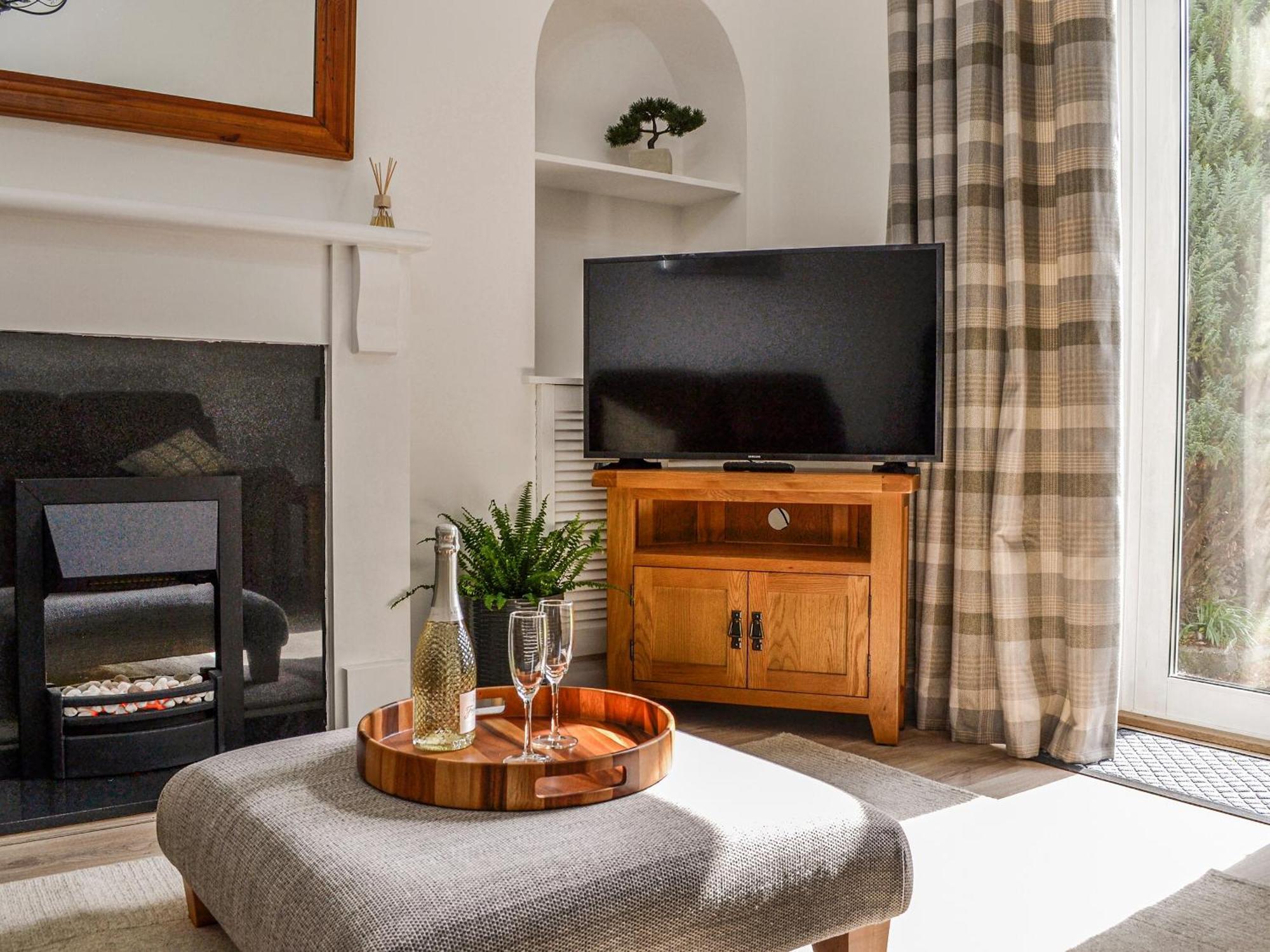 Dezzys Villa Montrose Bagian luar foto