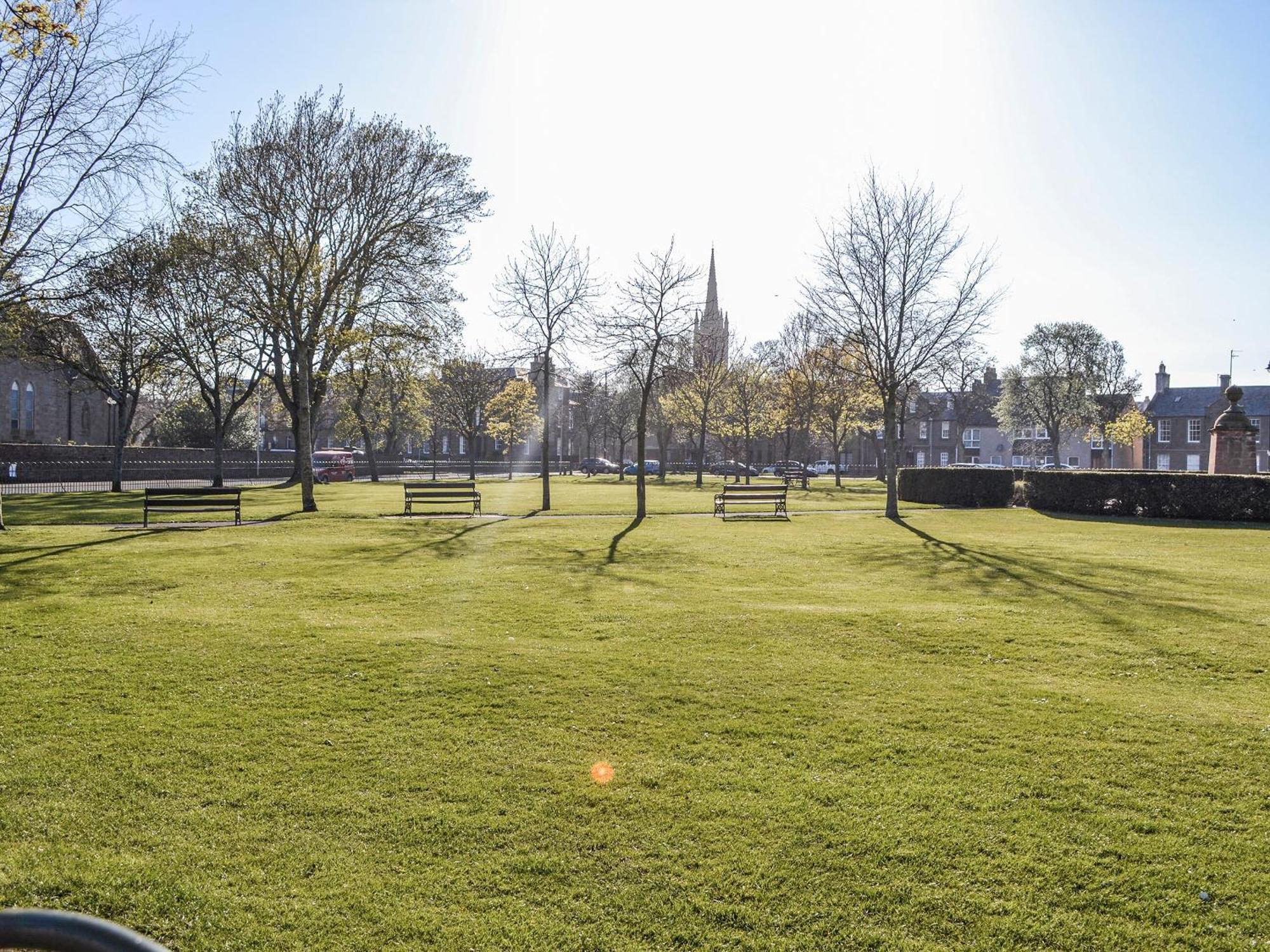 Dezzys Villa Montrose Bagian luar foto
